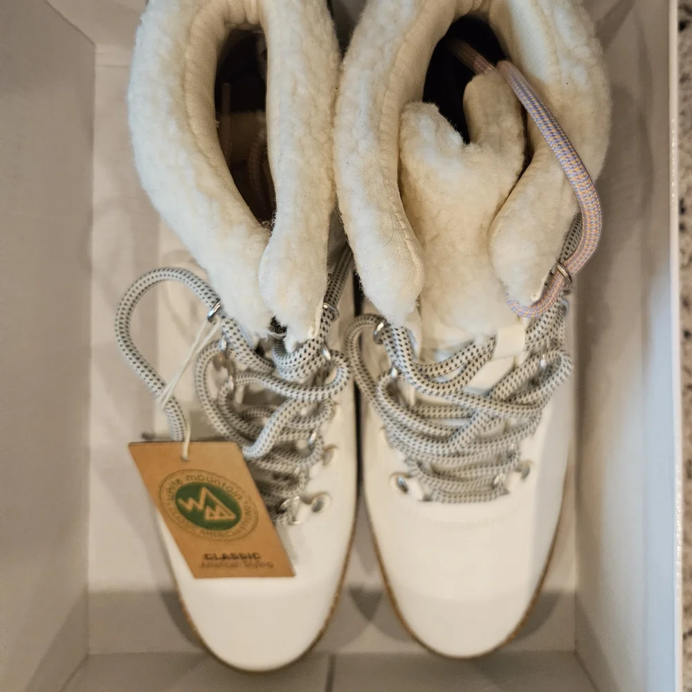 NIB White Mountain White Winter Boots with Black Sole - Size 8.5